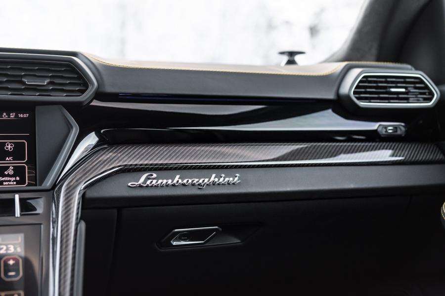 Детали интерьера Lamborghini Urus 800 by Manhart Racing 2019 года  (фото 16 из 18)